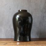 Marc Uzan - Grand vase à l'émail noir brillant