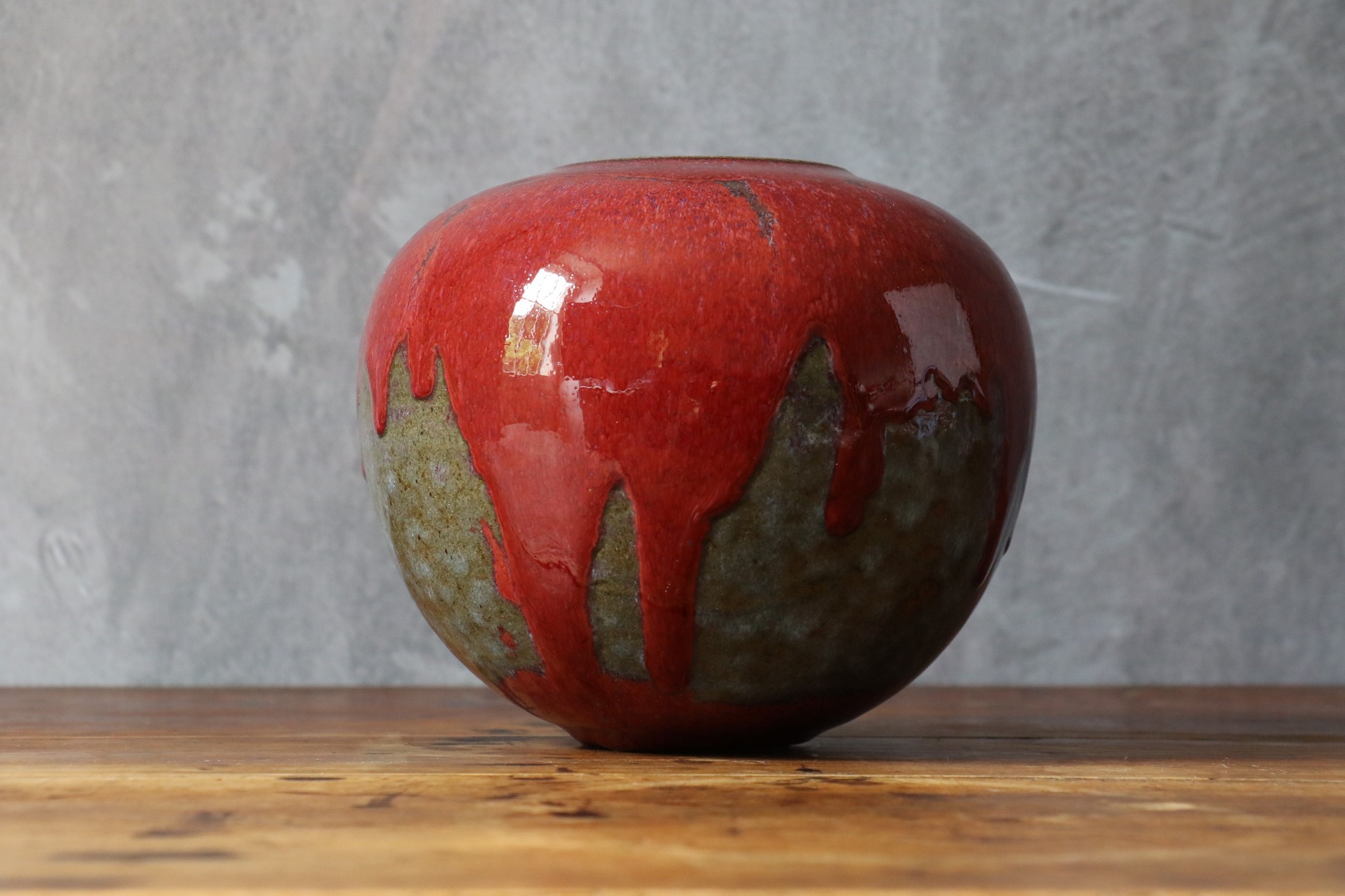 Marc Uzan - Vase à couverte grise aux coulures rouges