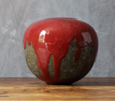 Marc Uzan - Vase à couverte grise aux coulures rouges